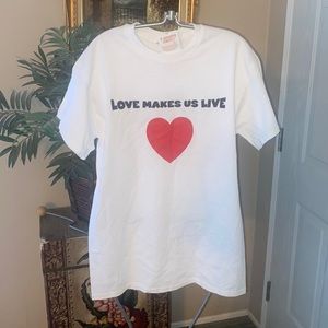 New Custom Ink “Love Makes Us Live” Heart T Shirt Sz M